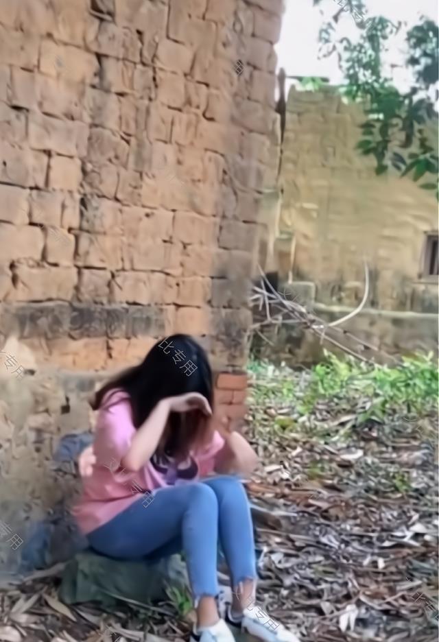 大龄女子回农村被大妈议论，躲在墙角偷偷哭泣，网友：嫁给我吧