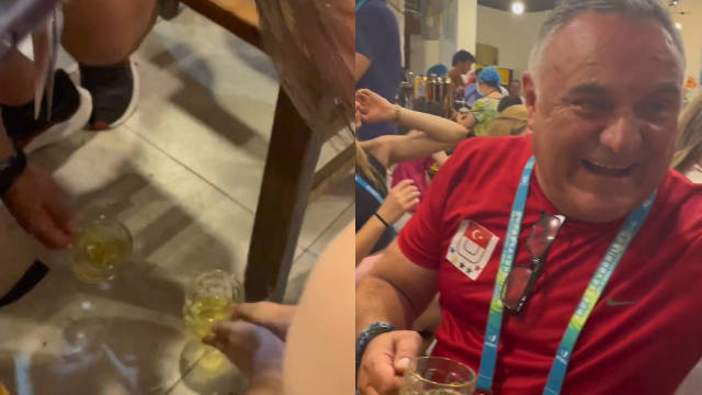 外国运动员教练钻桌子低碰杯