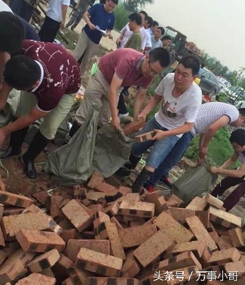王宝强心系家乡邢台出力救灾哥哥帮送物资
