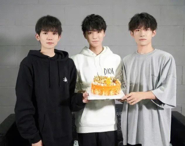 TFBOYS粉丝已在体育场外守候，三小只合体练歌逛城墙，谁磕到了