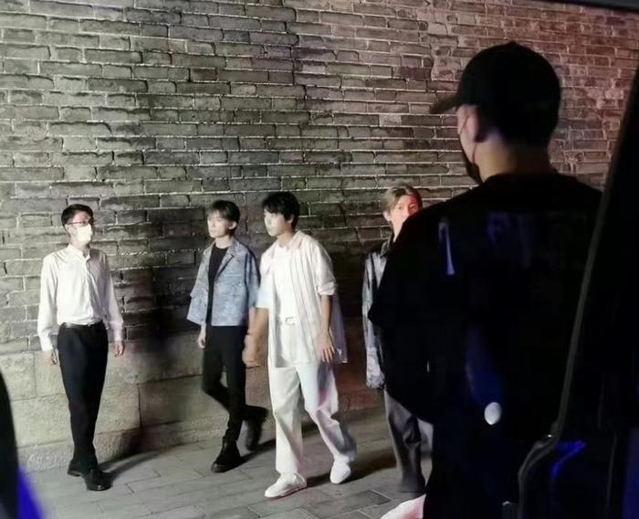TFBOYS粉丝已在体育场外守候，三小只合体练歌逛城墙，谁磕到了