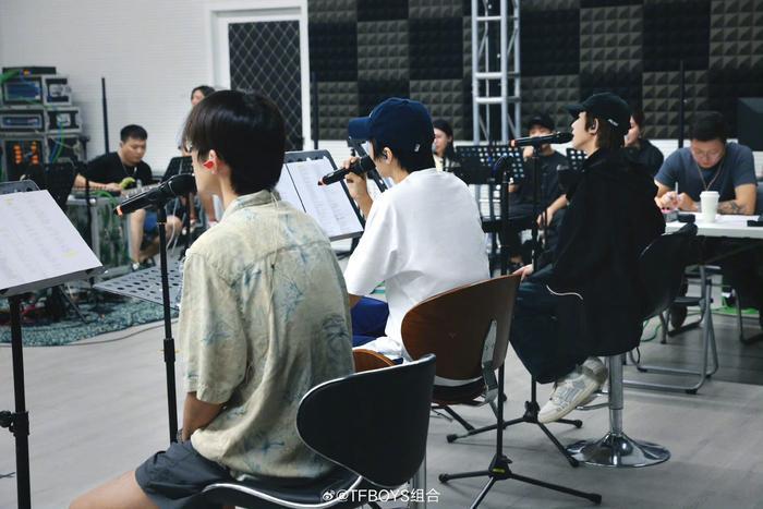 TFBOYS粉丝已在体育场外守候，三小只合体练歌逛城墙，谁磕到了