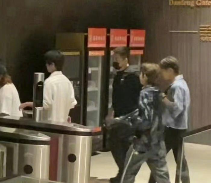 TFBOYS粉丝已在体育场外守候，三小只合体练歌逛城墙，谁磕到了