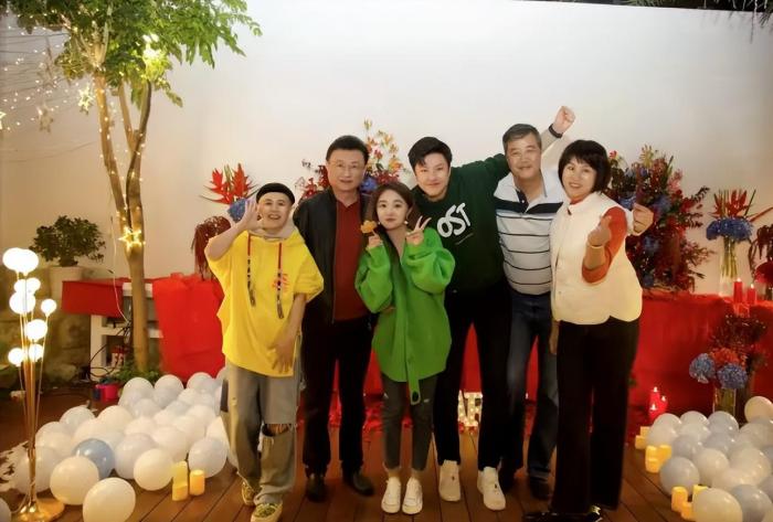 金龟子设宴庆结婚35周年