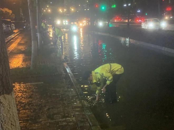 暴雨洪灾中的双向奔赴
