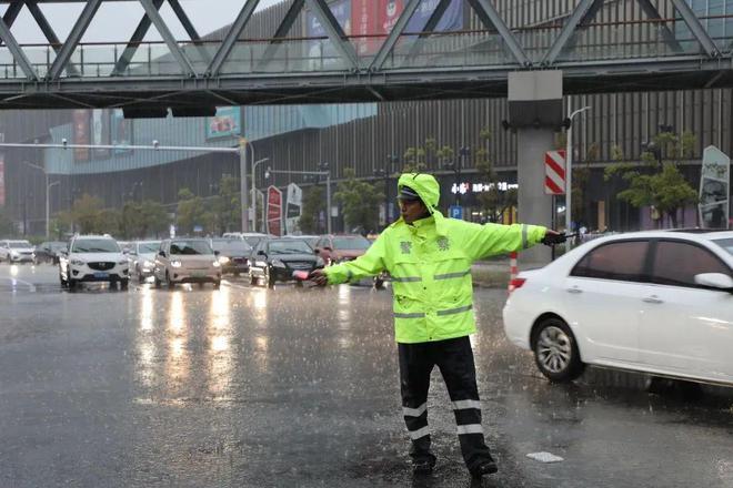 暴雨洪灾中的双向奔赴