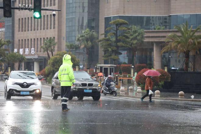 暴雨洪灾中的双向奔赴