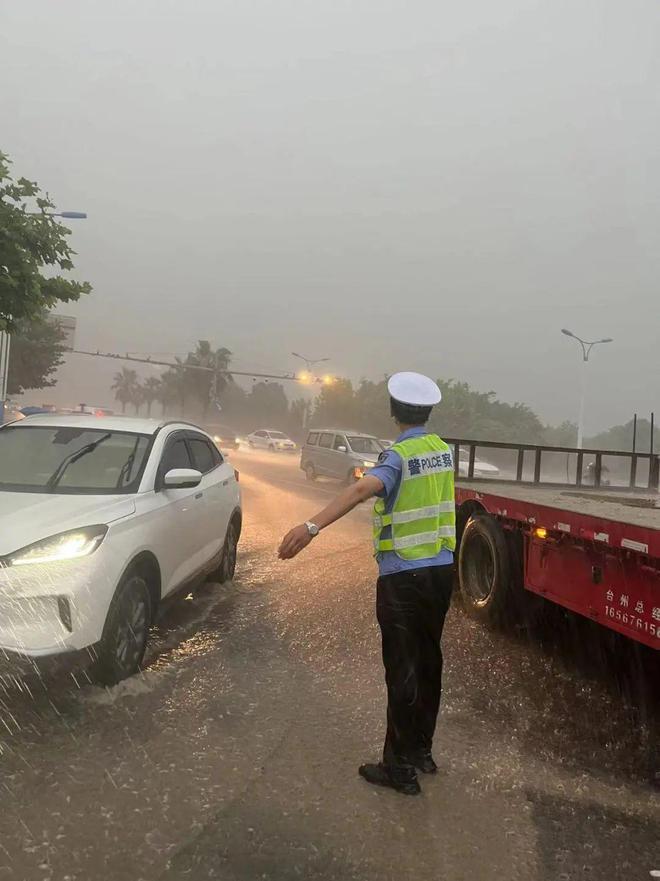 暴雨洪灾中的双向奔赴
