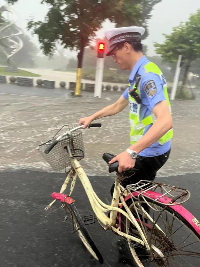 暴雨洪灾中的双向奔赴