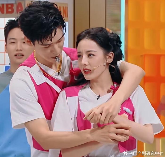 迪丽热巴小鸟依人猜成老有所依