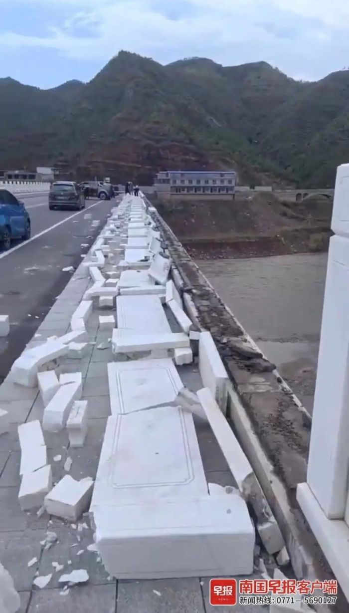 陕西山西之间一座跨省大桥护栏倒塌