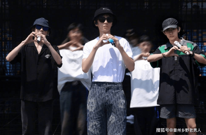 TFBOYS惊喜现身，与粉丝互动温馨感人