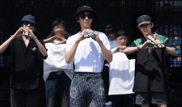 王俊凯王源易烊千玺同台比心