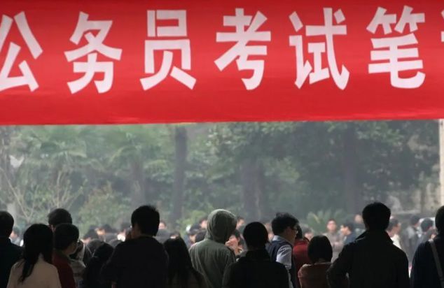 网传郑州大学领导以降薪要求员工加班，现场录音曝光：你去告我啊