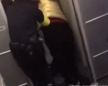 男子高铁上拒补票，把列车长打倒后又袭警，妻子：求求你别打了