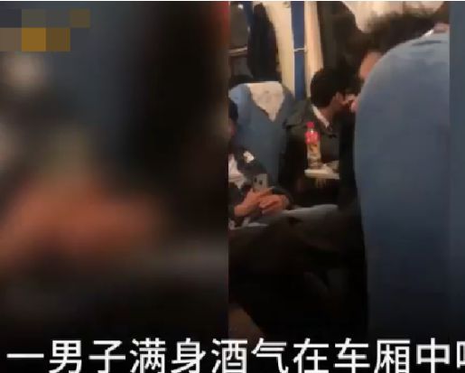 男子高铁上拒补票，把列车长打倒后又袭警，妻子：求求你别打了