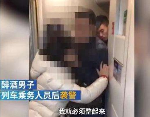 男子高铁上拒补票，把列车长打倒后又袭警，妻子：求求你别打了