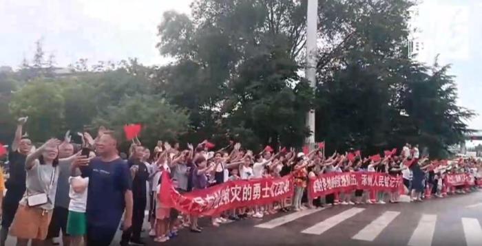 上千人自发含泪相送，上海模子，平安归来！