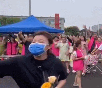 上千人自发含泪相送，上海模子，平安归来！
