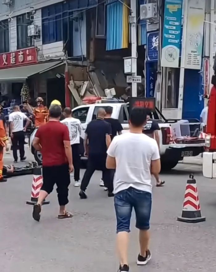 货车冲进路边房屋，致10人受伤！