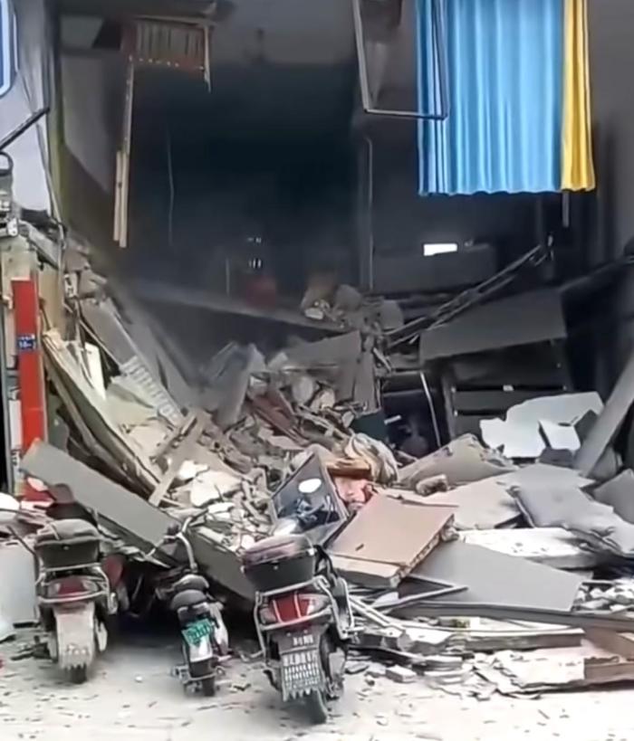 货车冲进路边房屋，致10人受伤！
