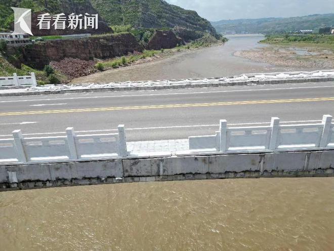 陕西吴堡县通车半年黄河大桥百米护桥栏被吹倒