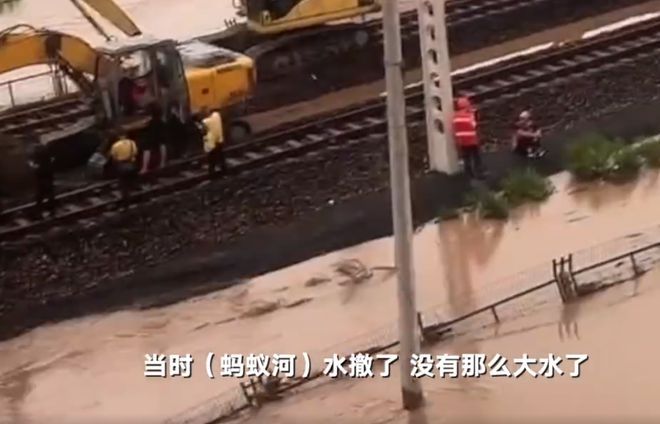 黑龙江苇河一对5岁双胞胎坠河失联，亲属回应：还有2个大人落水