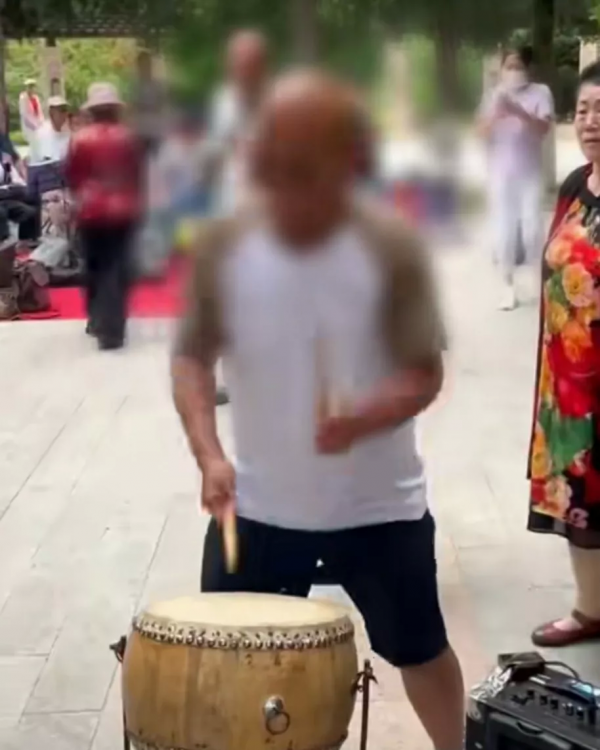 大爷大妈扰民不听民警劝扬言揍人