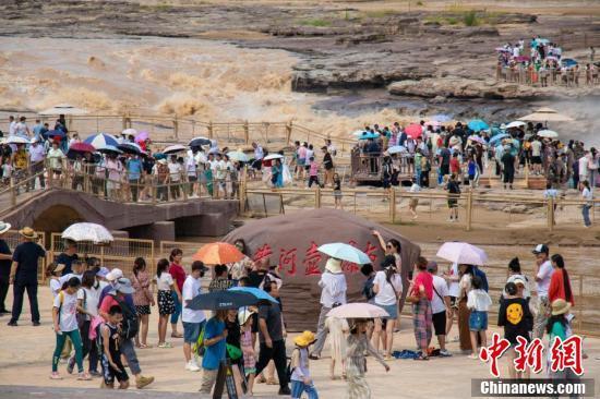 黄河壶口瀑布现金瀑飞流景观