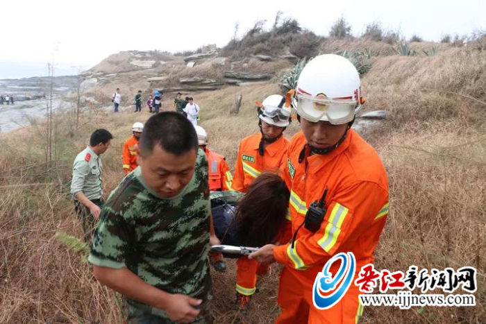 围头：四人礁石上看海，结果被大浪卷入海中...

