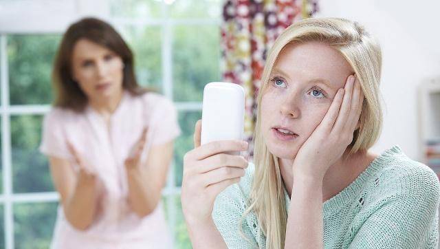 “女儿，你看病也是浪费钱，不如把它给你弟弟”，“妈，你真狠”