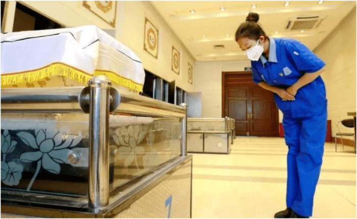 大一新生晒殡葬专业课程表，学习内容有些意外，胆小的学生已吓懵