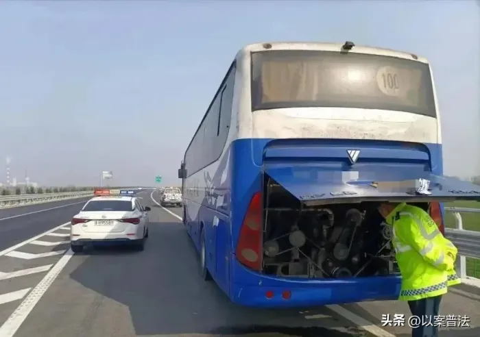 山东临沂，因乘客拉肚子，客车司机将车辆停靠应急车道，被交警罚款200元记12分,司机将交管部门告上法院。<br><br>