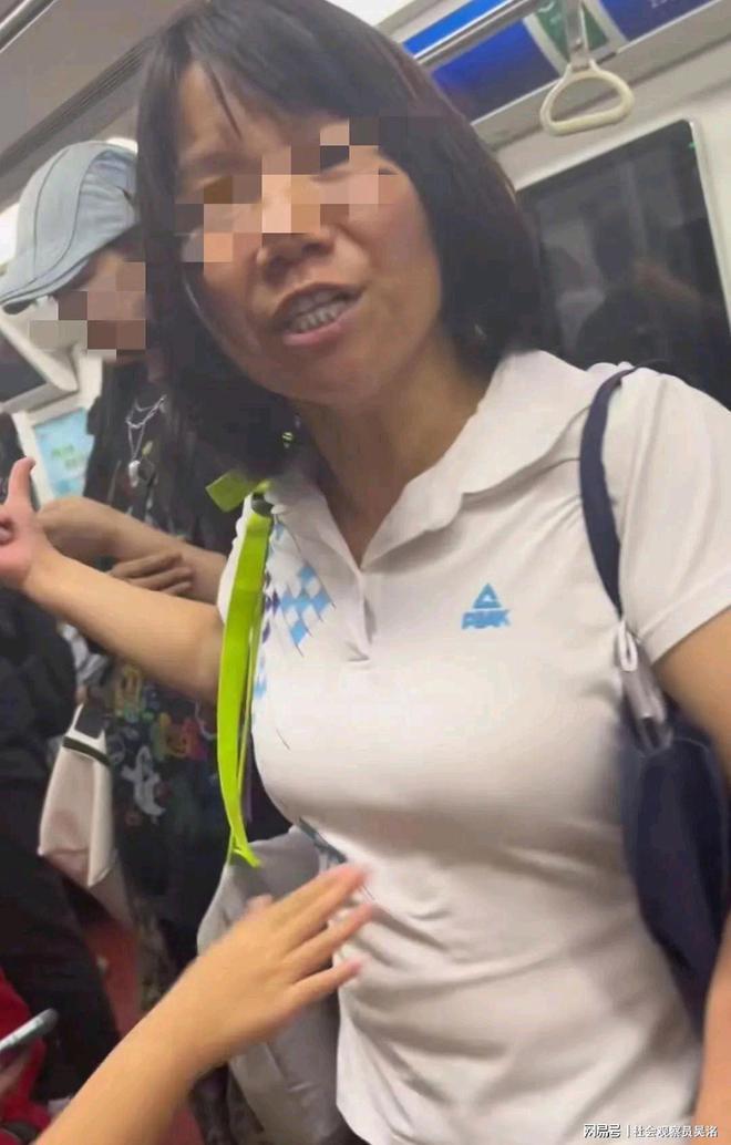 女子要求乘客给女儿让座被拒后大骂