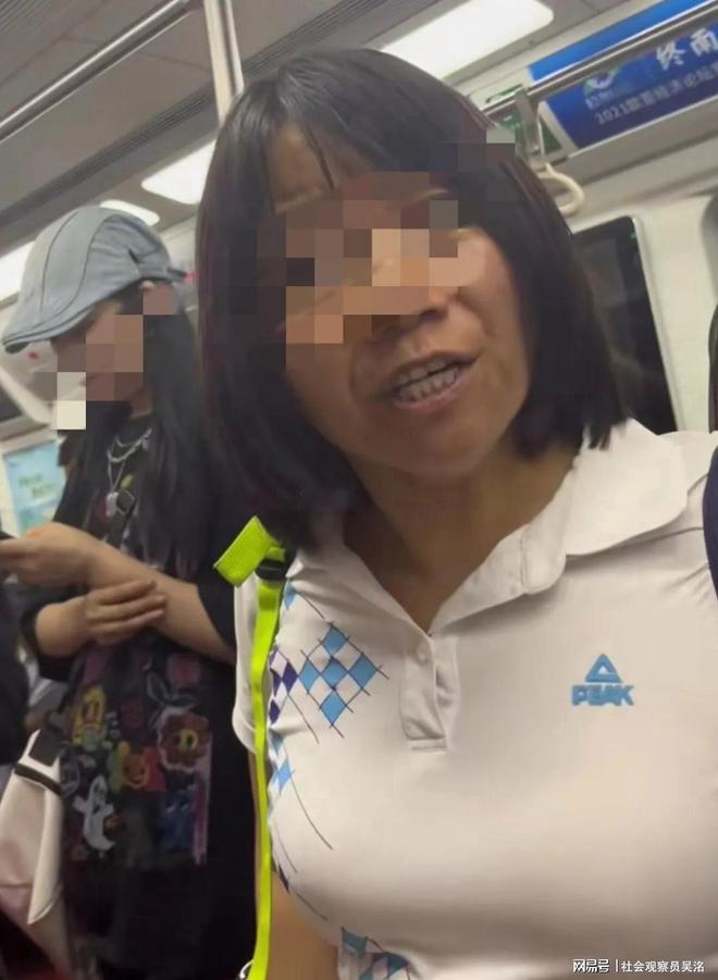 女子要求乘客给女儿让座被拒后大骂