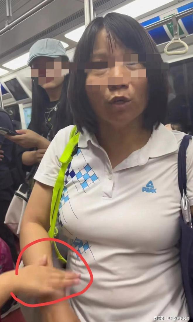 女子要求乘客给女儿让座被拒后大骂
