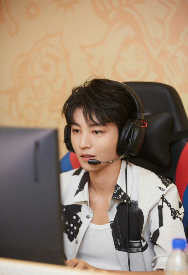 TFBOYS演唱会后第二天，王俊凯在网吧直播被网友偶遇，神色疲惫技术过硬