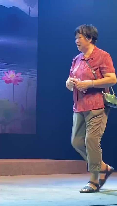 阿姨看戏剧表演直接上台打赏