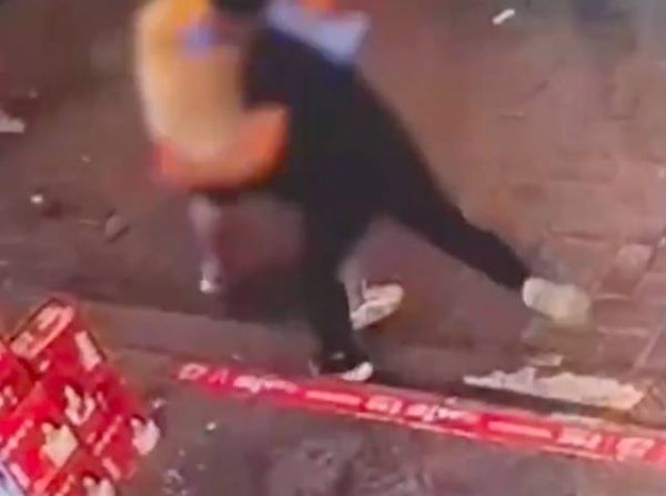 280斤男店员被打不还手，怕被认定互殴，当事人：还手得不偿失，不想给老板添麻烦