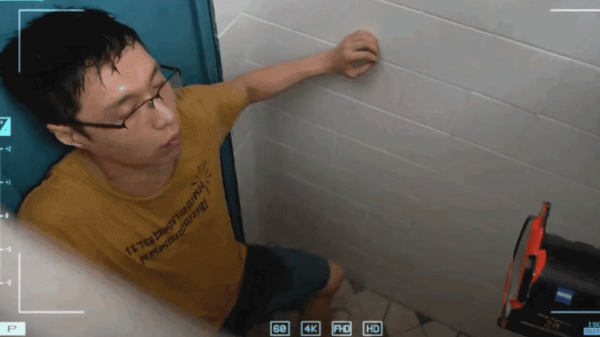 《孤注一掷》演员为呈现效果有多拼？张艺兴让人意外，从脏马桶捞纸是＂真吃＂