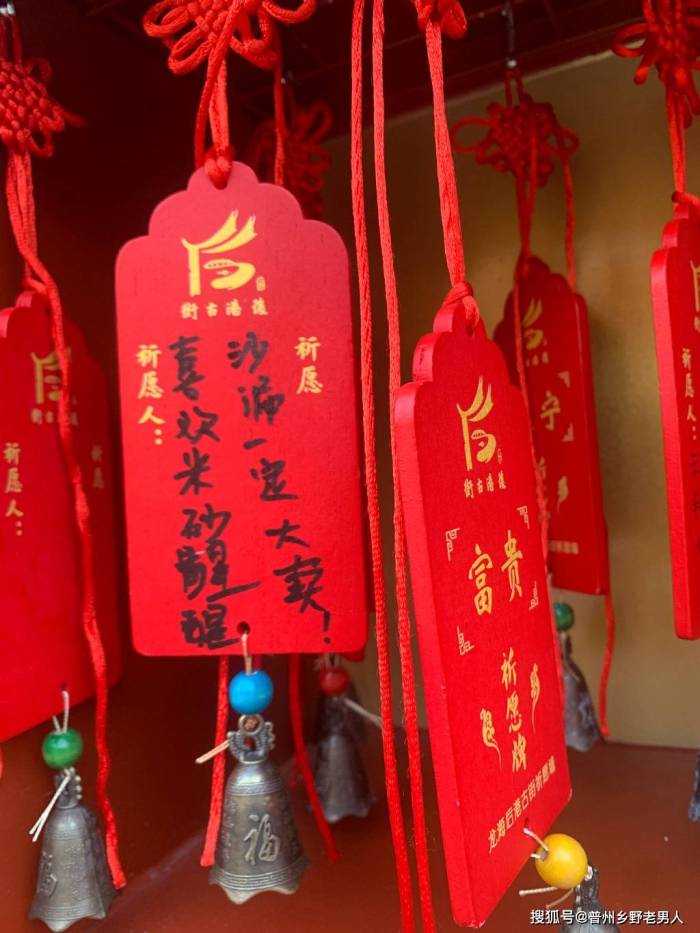 原创
饶雪漫因新电影《沙漏》拍摄引发争议后道歉，网友反应不一

