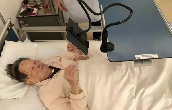 网友晒翁帆在日本参加活动照