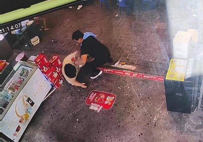 西安警方通报便利店店员被殴打