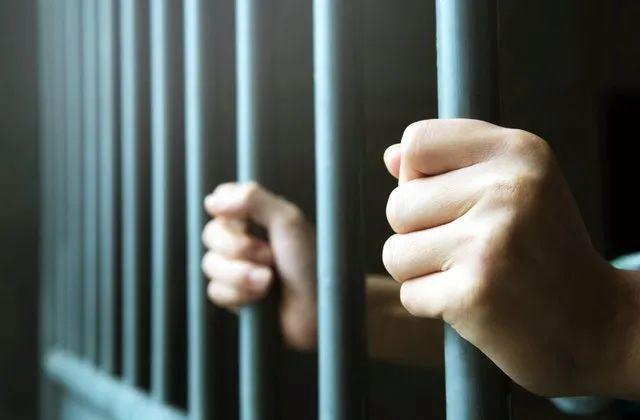 缺心眼！2名男子“持刀抢劫”20元被抓：至少3年以上，不如乞讨！