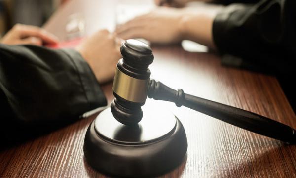 缺心眼！2名男子“持刀抢劫”20元被抓：至少3年以上，不如乞讨！