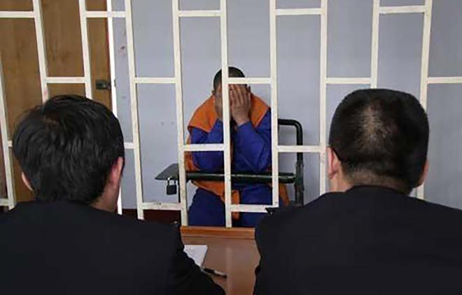 缺心眼！2名男子“持刀抢劫”20元被抓：至少3年以上，不如乞讨！