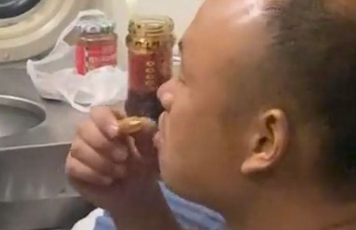 父亲在火车上蹲吃干粮把凳子给儿子