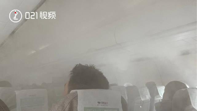 冷得发抖！东航飞机内冷气太足烟雾缭绕似仙境