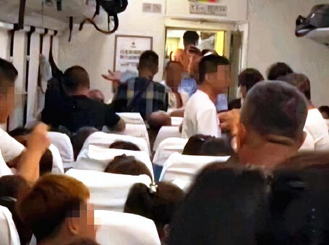 男子要女孩微信被拒后对其父亲动手