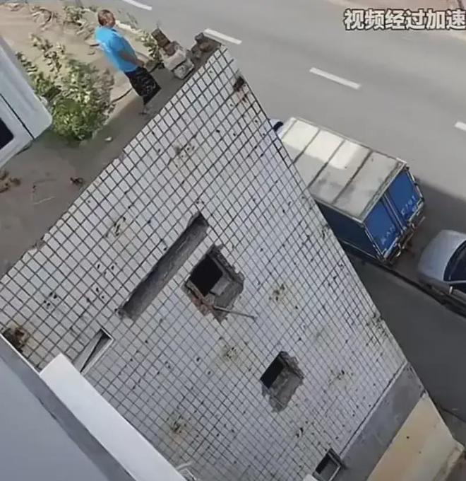 老头在楼顶往下扔砖头，民警劝说无效将其制服，又是精神病吗？
